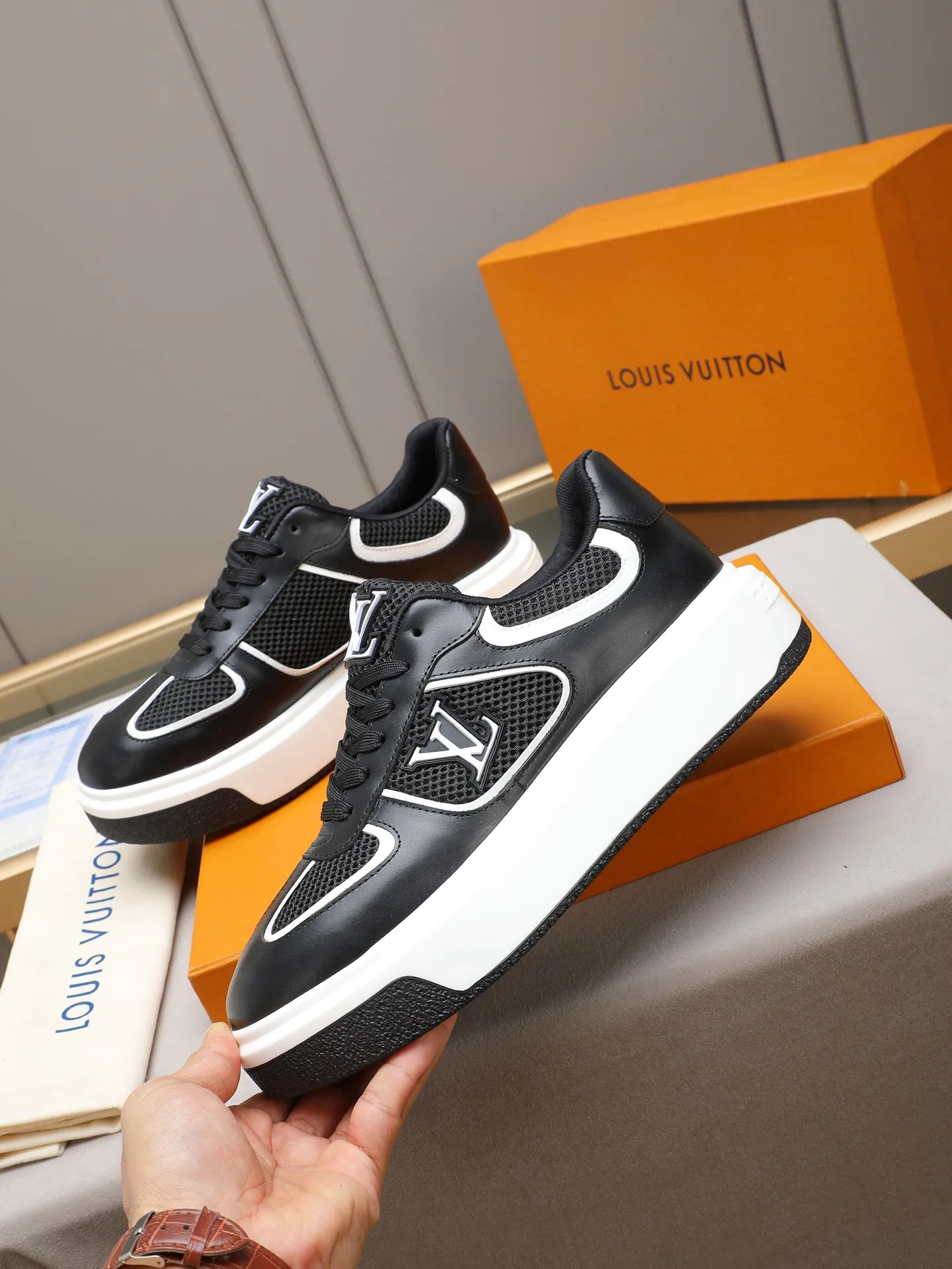 Men's shoes 💰460 New men's shoes LV fashion trend Made of first-layer calfskin➕breathable mesh lining! The foot feels super comfortable and the workmanship is impeccable. Foam ultra-light outsole, size: 38-44 (45 customized) 2 colors to choose from!